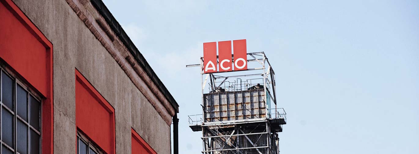 Blick auf den signifikanten ACO-Turm auf dem Werksgelände in Kaiserslautern